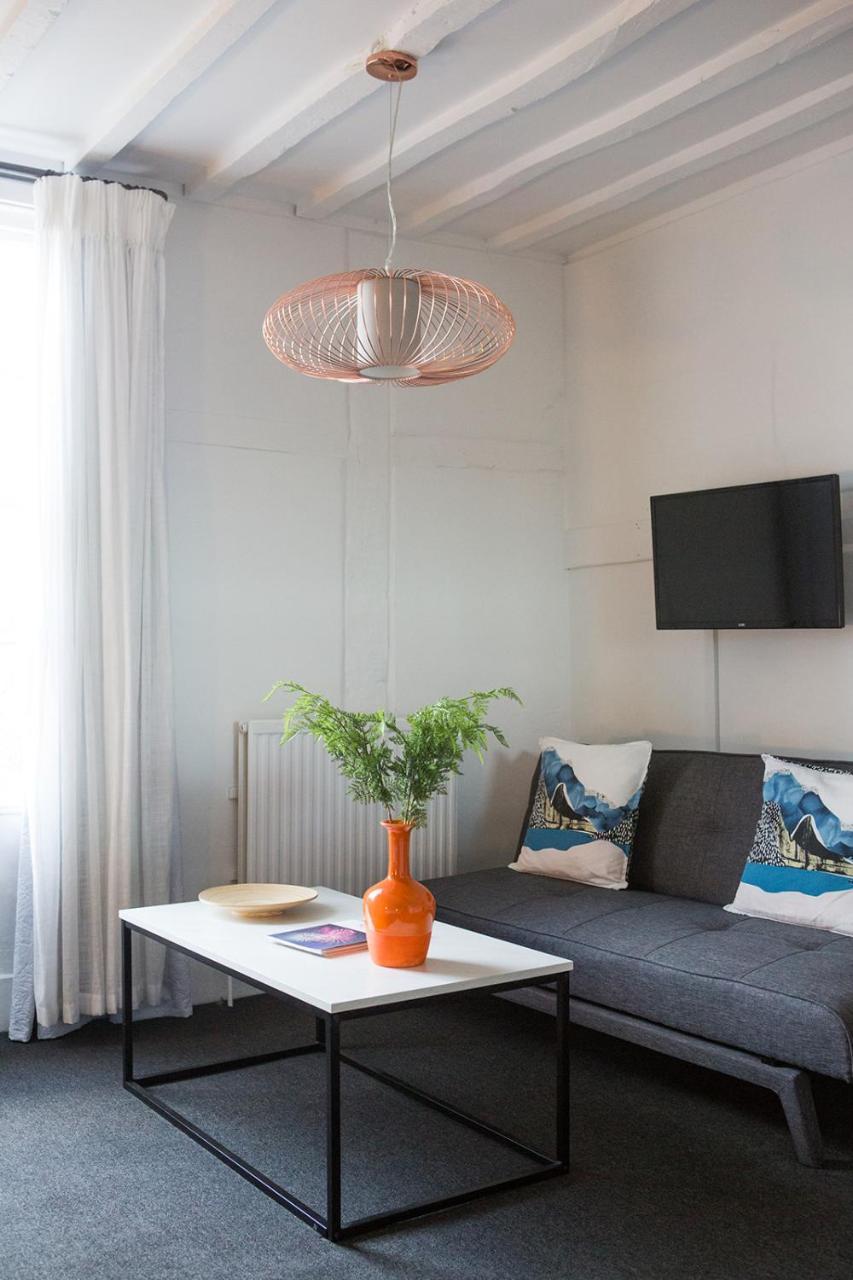 Whitehouse Rye Bed and Breakfast Eksteriør billede A living room with a flat screen television